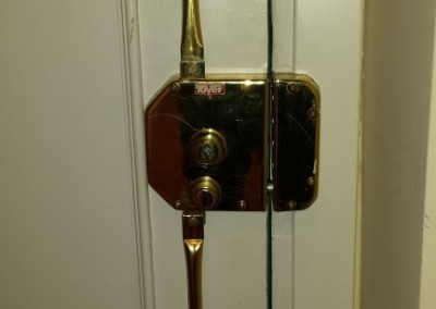 instalacion de pison para puertas de portal - Cerrajero de Madrid - www.cerrajero-de-madrid.es